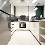 Trophy-Refined Living With Natural Hues