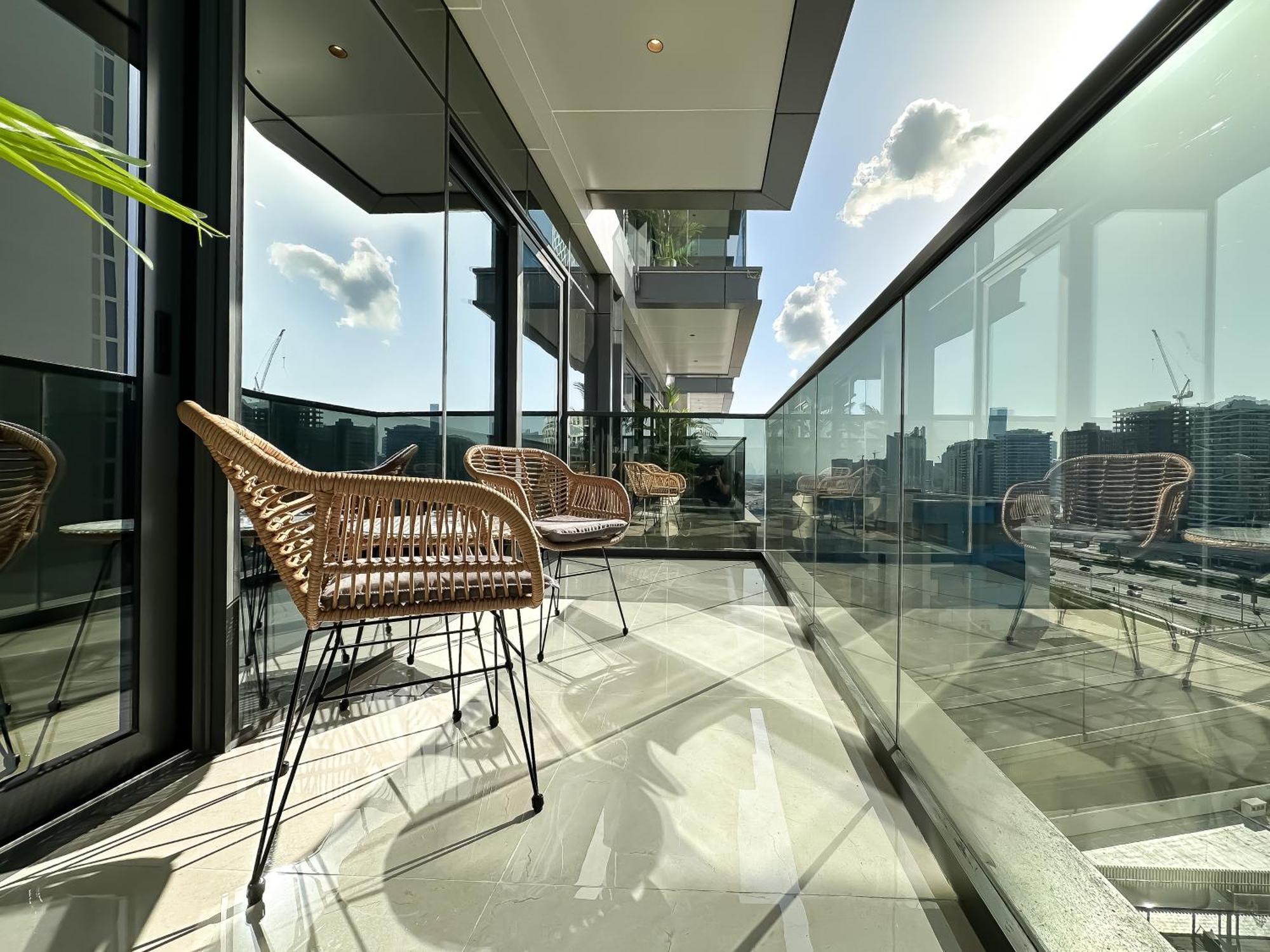 Trophy-refined Living With Natural Hues *