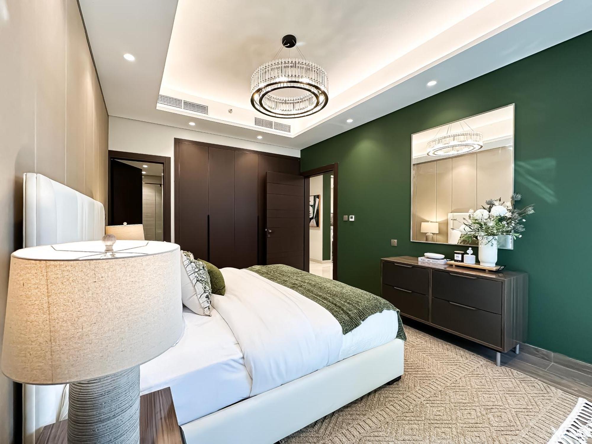 Trophy-refined Living With Natural Hues *